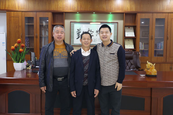 總經(jīng)理辦公室與客人合影 總經(jīng)理辦公室與客人合影