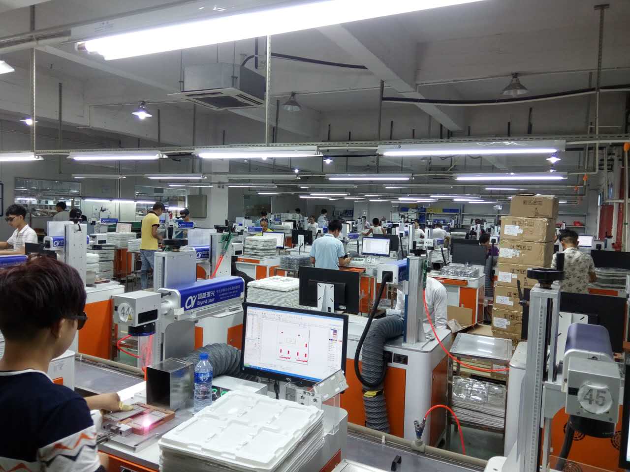 聯(lián)想手機外殼激光打標(biāo)現(xiàn)場圖 聯(lián)想手機外殼激光打標(biāo)現(xiàn)場圖