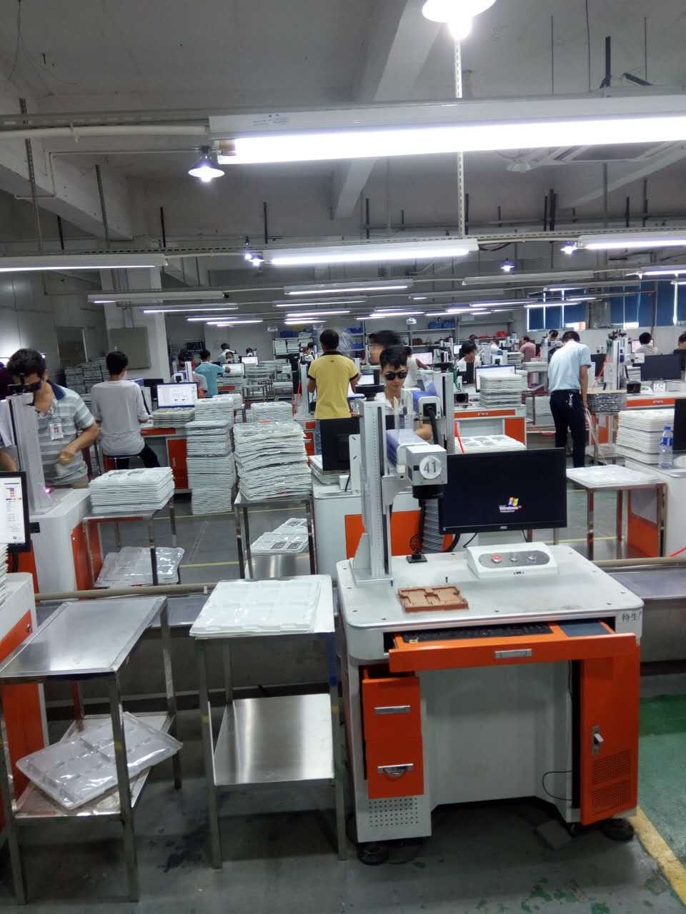 聯(lián)想手機外殼激光打標(biāo)生產(chǎn)現(xiàn)場 聯(lián)想手機外殼激光打標(biāo)生產(chǎn)現(xiàn)場