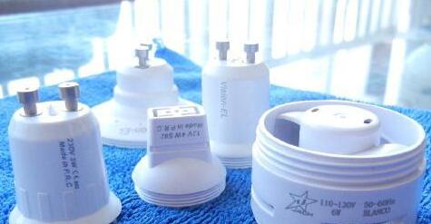 照明燈頭塑膠上激光打標(biāo) 照明燈頭塑膠上激光打標(biāo)