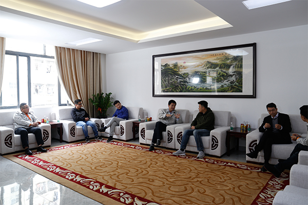 陳應(yīng)濱董事長與來訪客戶會(huì)談 陳應(yīng)濱董事長與來訪客戶會(huì)談