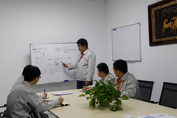 現(xiàn)場指導(dǎo)來訪客戶 現(xiàn)場指導(dǎo)來訪客戶