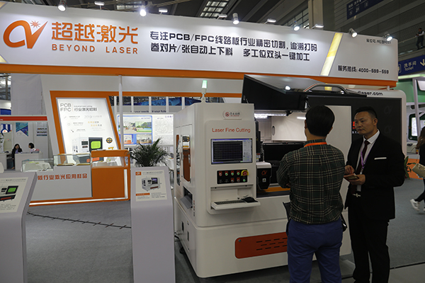 銷售代表向客戶介紹設(shè)備.JPG 銷售代表向客戶介紹設(shè)備.JPG