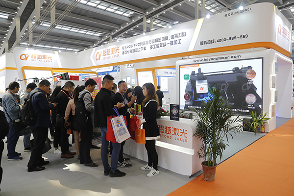 參觀的客戶絡(luò)繹不絕.JPG 參觀的客戶絡(luò)繹不絕.JPG