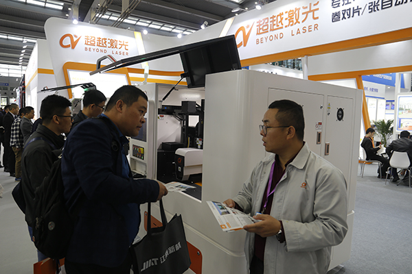 客戶參觀設(shè)備.JPG 客戶參觀設(shè)備.JPG