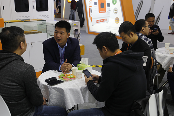 現(xiàn)場(chǎng)洽談.JPG 現(xiàn)場(chǎng)洽談.JPG