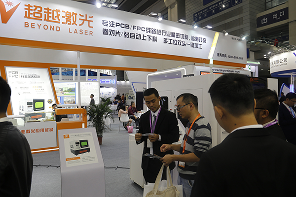 與客戶互遞名片.JPG 與客戶互遞名片.JPG