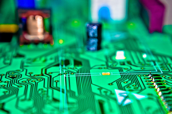 加工行業(yè)的快速發(fā)展，激光設(shè)備發(fā)展駛?cè)肟燔嚨溃?2