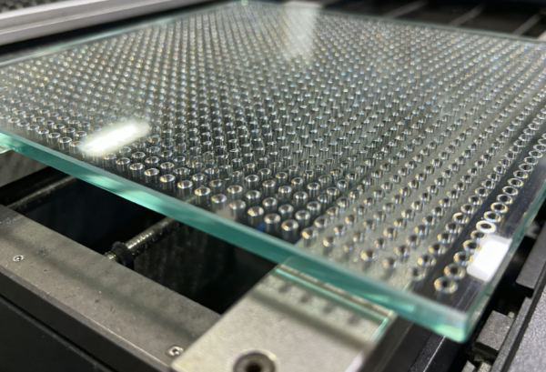 聚焦高鋁玻璃精密加工：紅外皮秒激光鉆孔設(shè)備賦能深蘇滬產(chǎn)業(yè)，超越激光彰顯品牌實力